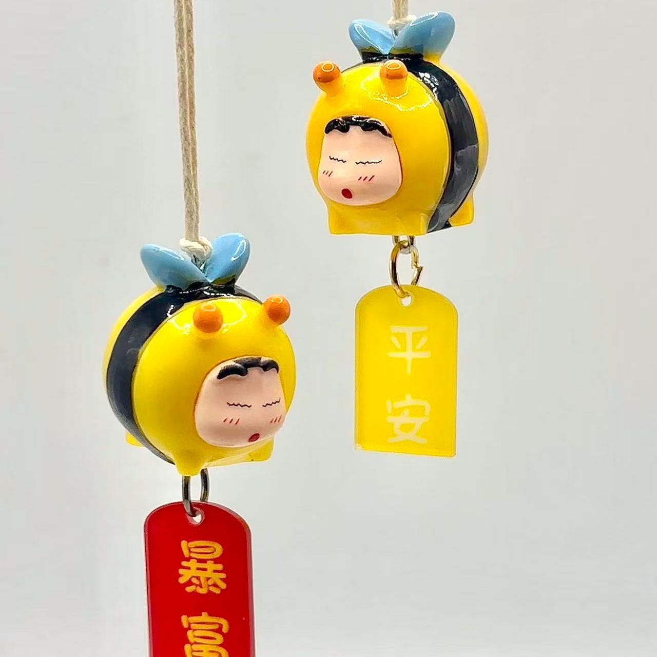 Car Accessories Mirror Hanging - Figurina Cosplay di Crayon Shin-chan Bee,