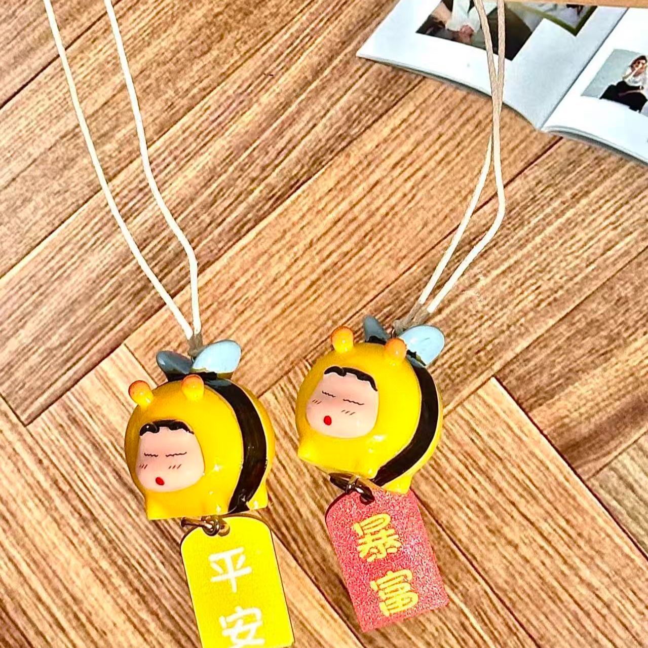 Figurina Cosplay di Crayon Shi - Car Accessories Mirror Hanging recensione e prezzo